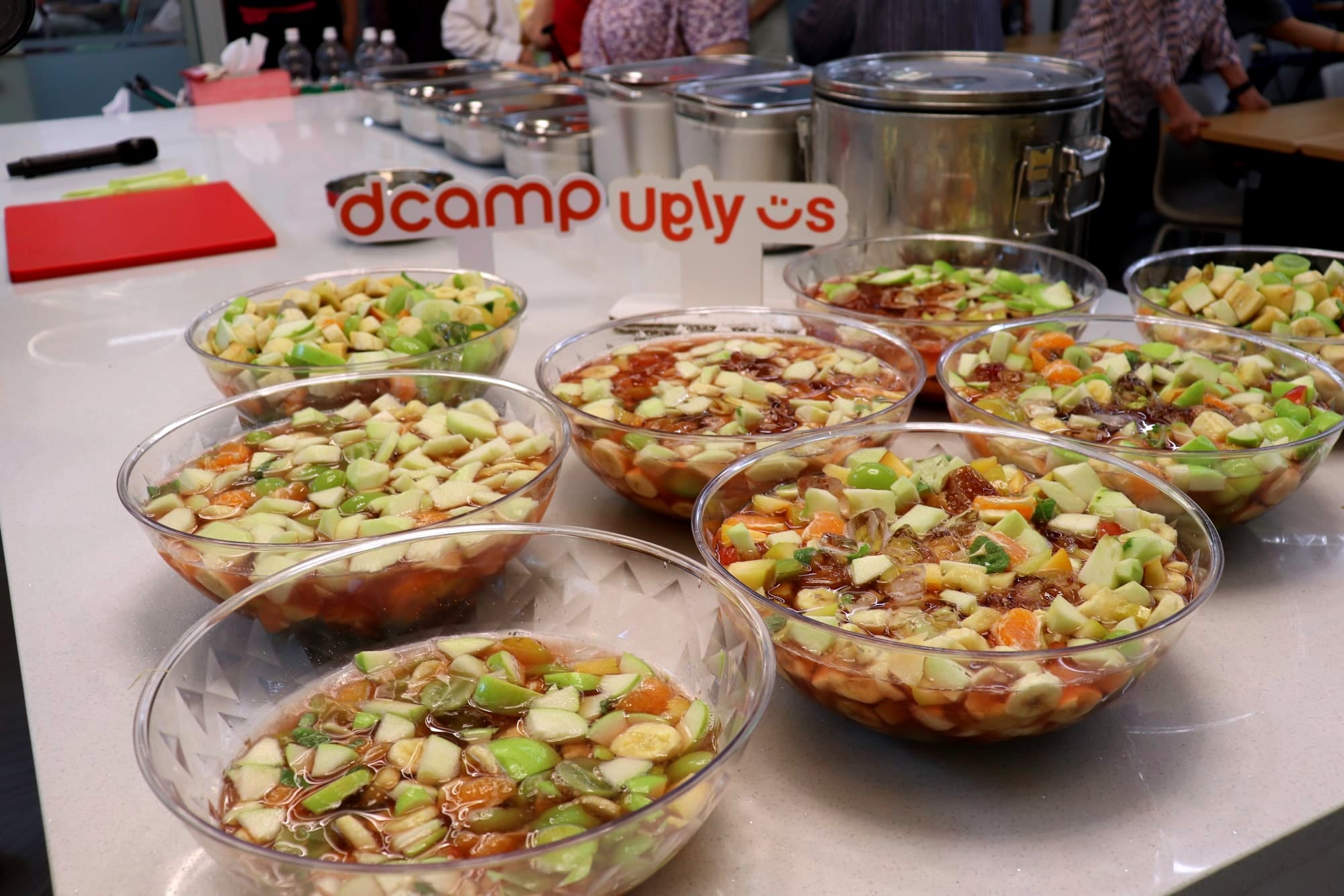  디캠프 X 캐비지, 어르신들과 함께한 아주 특별한 배식 봉사 현장 