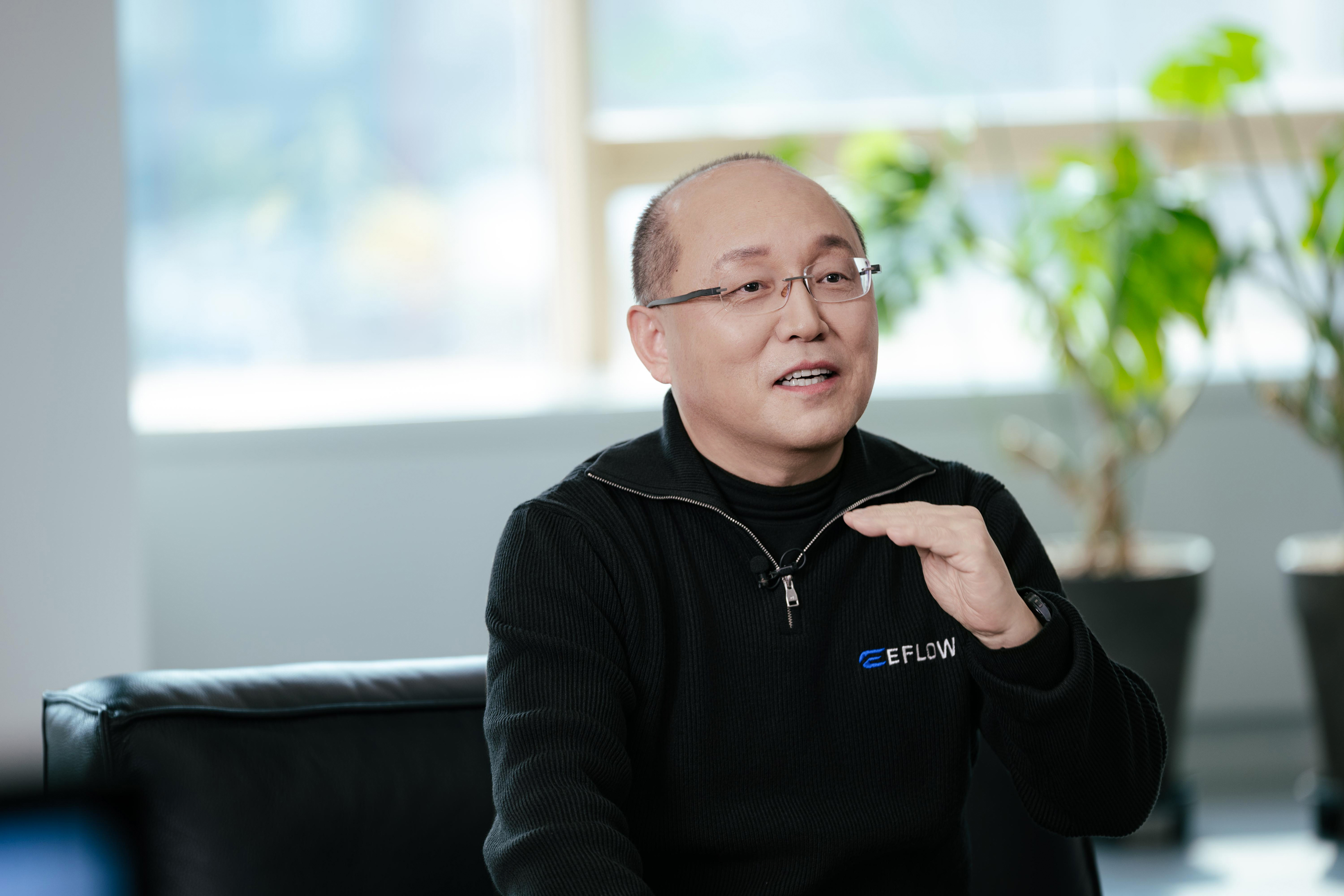 이플로우 윤수한 대표가 인터뷰하고 있다.