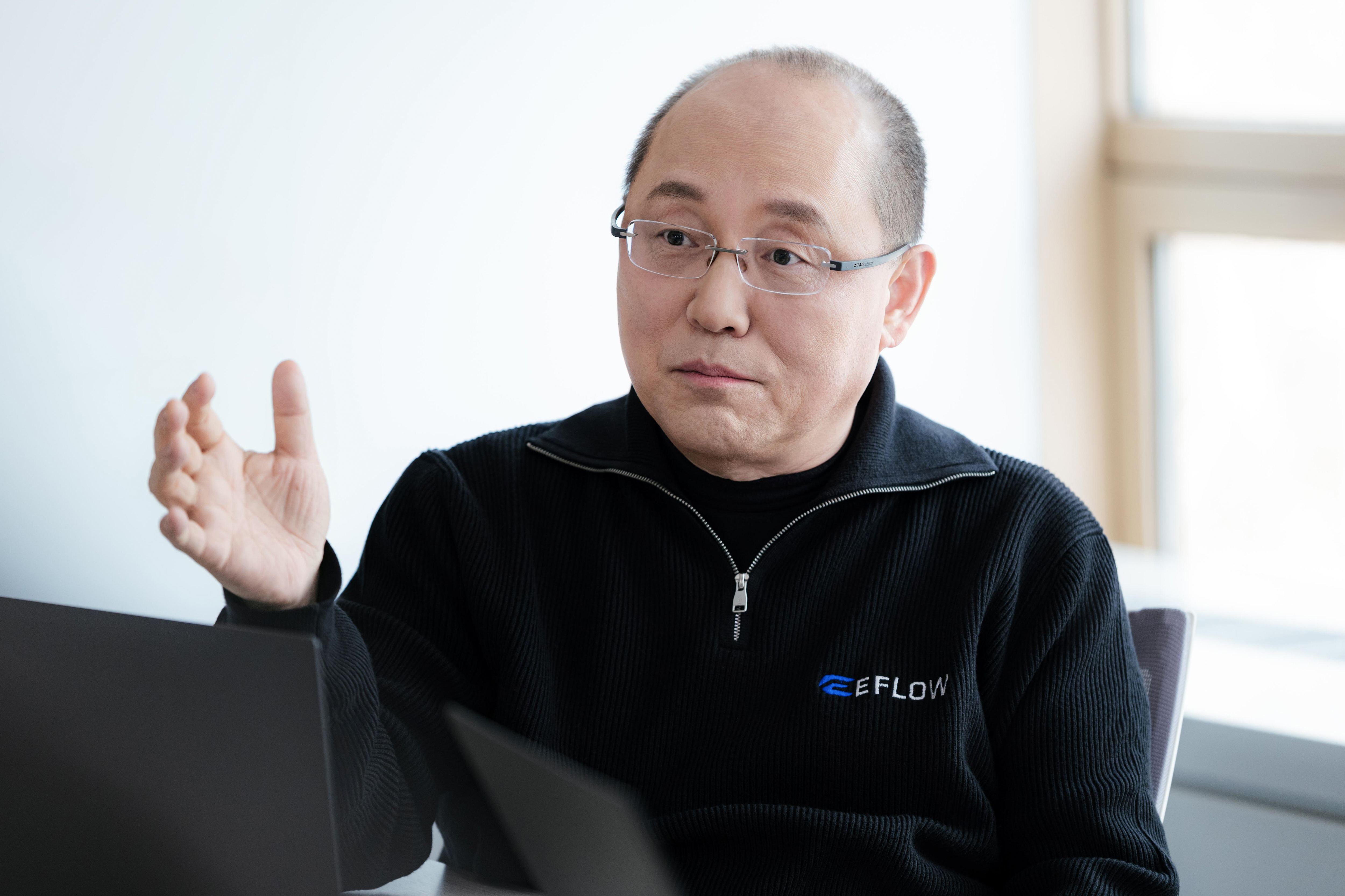 이플로우 윤수한 대표가 인터뷰하고 있다.
