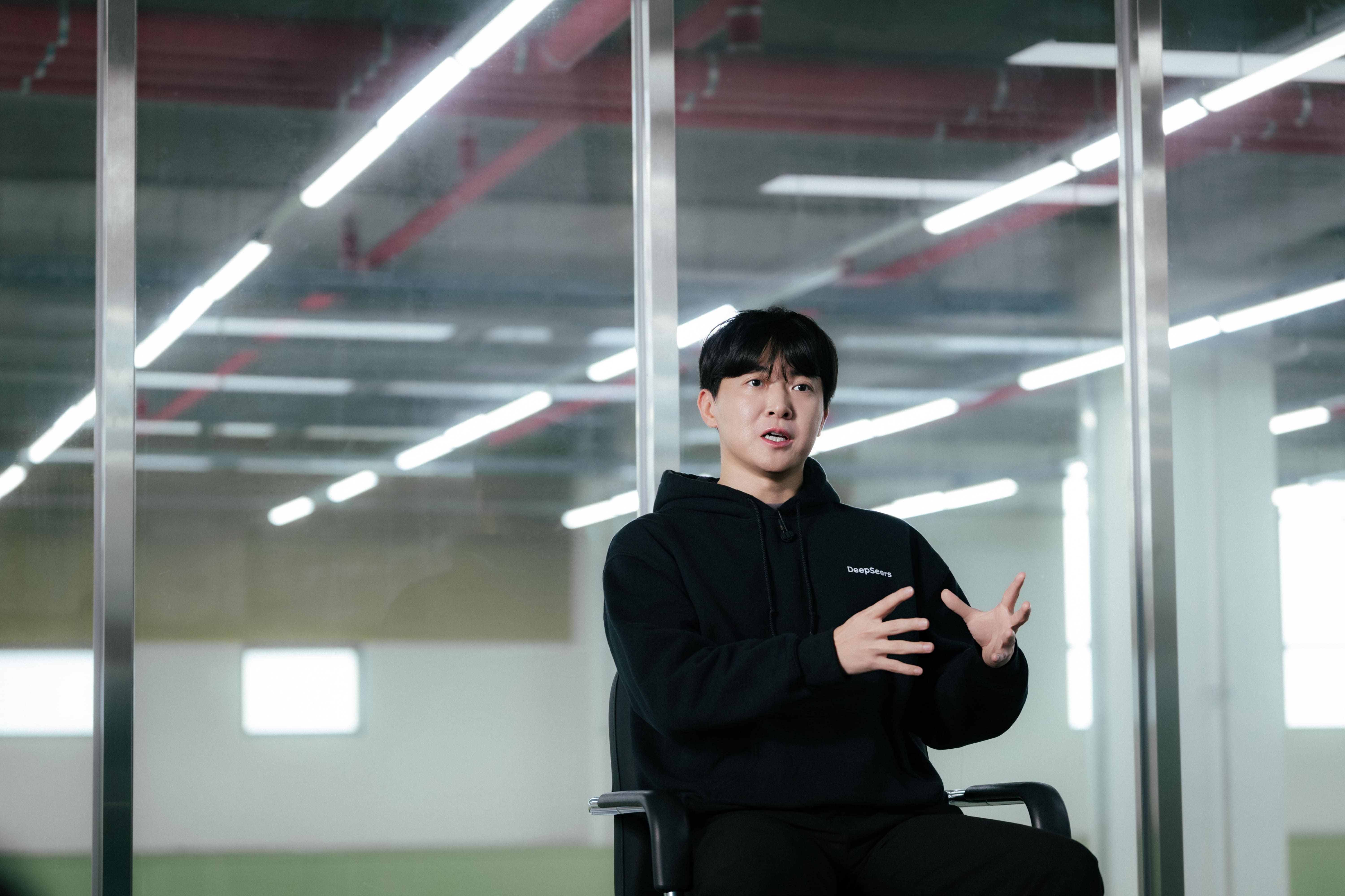 디에스 한기준 대표가 인터뷰하고 있다.