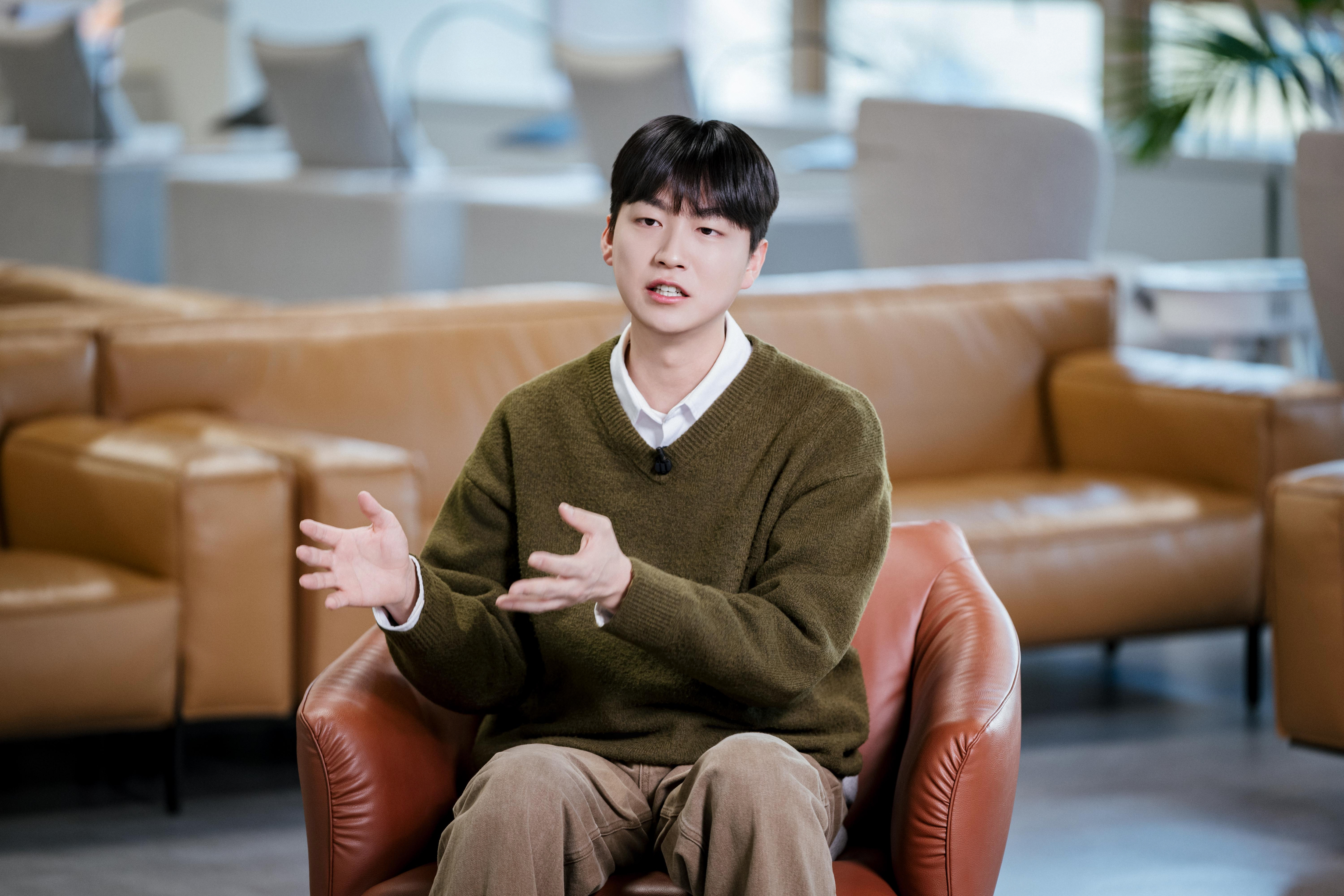 티알의 김병수 대표가 1인용 소파에 앉아서 인터뷰하고 있다.