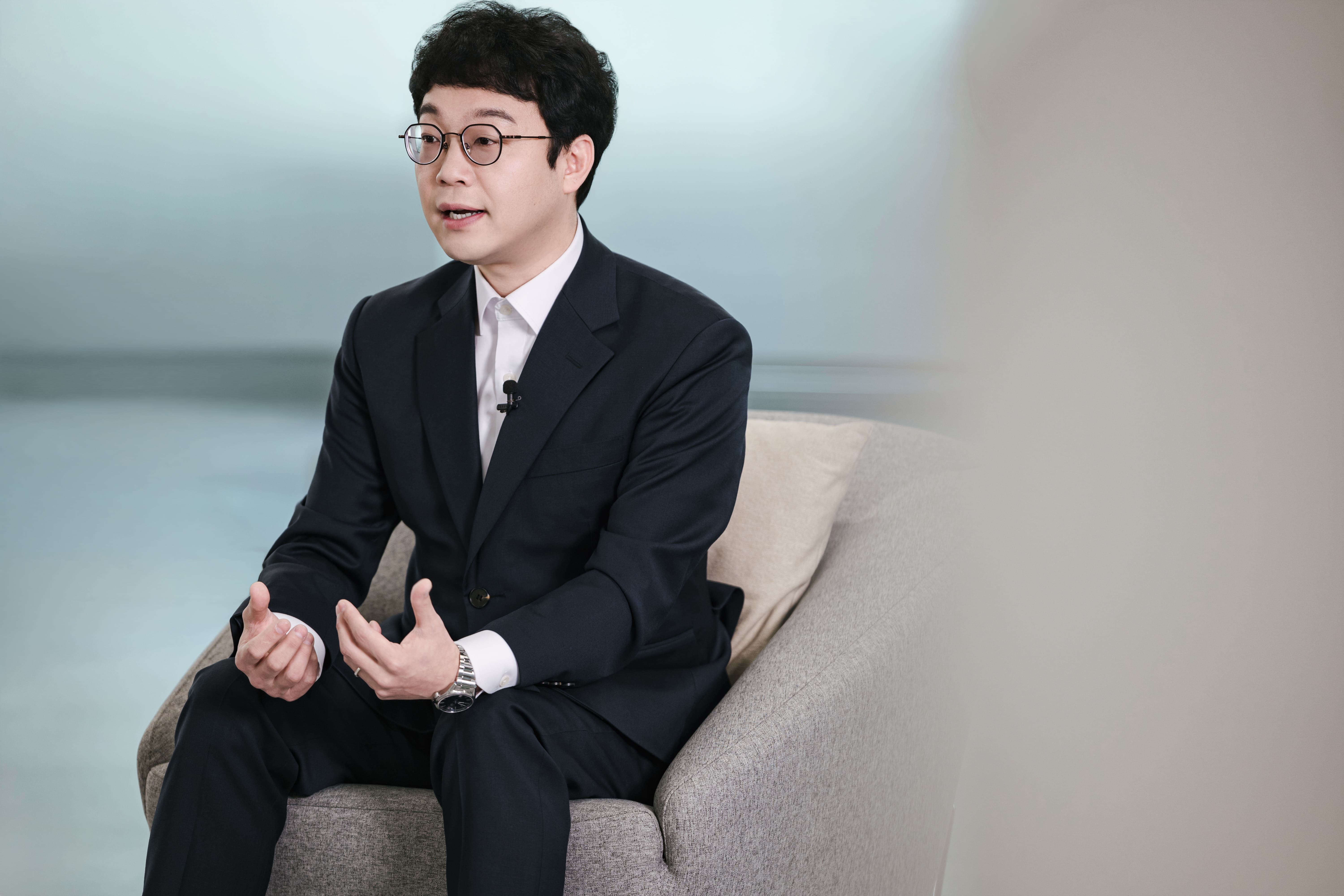 뷰전의 윤희영 대표가 인터뷰하고 있다.