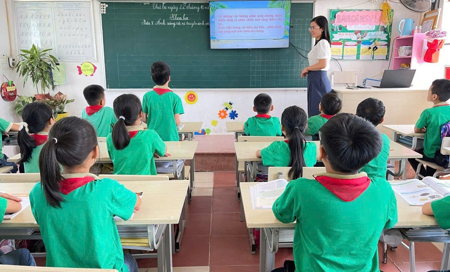Une salle de classe de l'école primaire et secondaire internat ethnique de Hong Quang (Tuyen Quang)