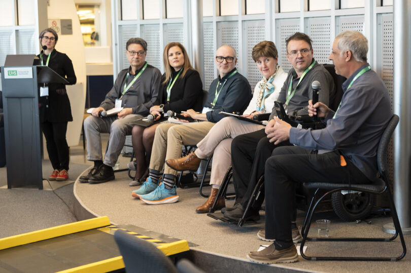 Plusieurs intervenants assis sur scène participant à un panel de discussion
