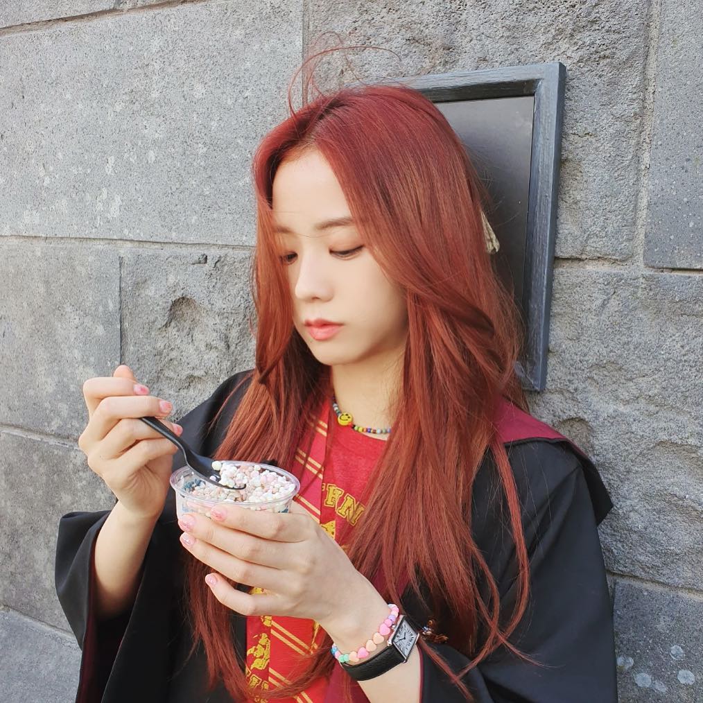 Blackpink S Jisoo In Red Hair Is A True Blessing As Proved Through