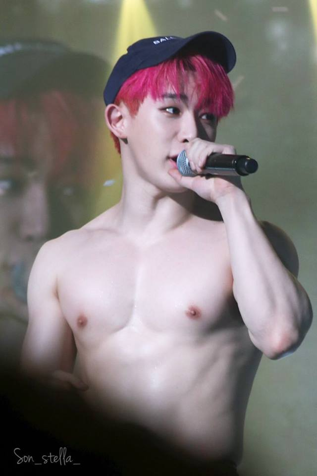 Las fotos de este Idol sin camisa en reciente concierto han dejado emocionadas a las