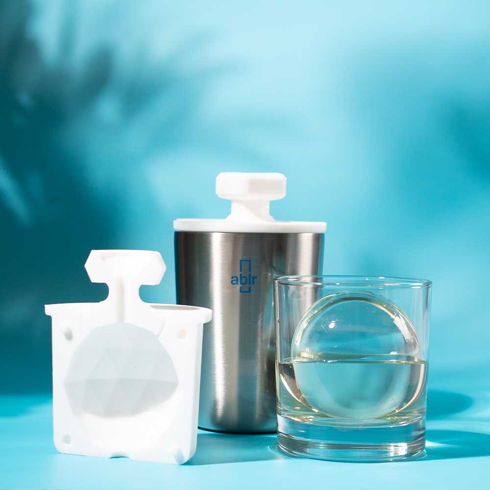 투명얼음을 만드는 아이스메이커, 얼음컵, 텀블러 기능까지 모두 하나로! 아블러(ablr)를 직접 사용하고 느낀 점을 대중에게 알려주듯 UGC 형식( 광고 느낌 없이, 일상 속에서 자연스럽게) 으로 소개해주세요.