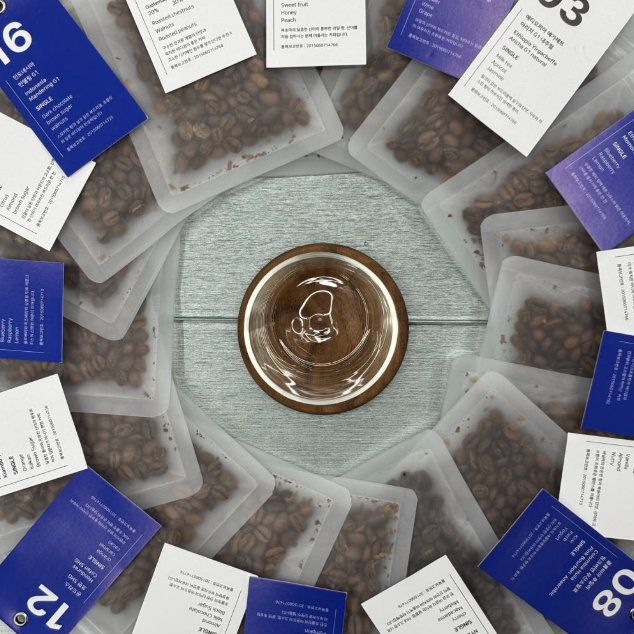 커피, 나만의 취향을 알고 마셔야 더 즐겁다
에센티아 17종 원두를 한 번에 경험하는
20g 원두 샘플러 세트

그동안 못 고르고 고민만 하셨던 분들,
다양한 원두를 맛보고 나한테 딱 맞는 커피를 찾고 싶었던 분들을 위해 저희가 정성껏 준비한 작은 테이스팅 세트입니다.