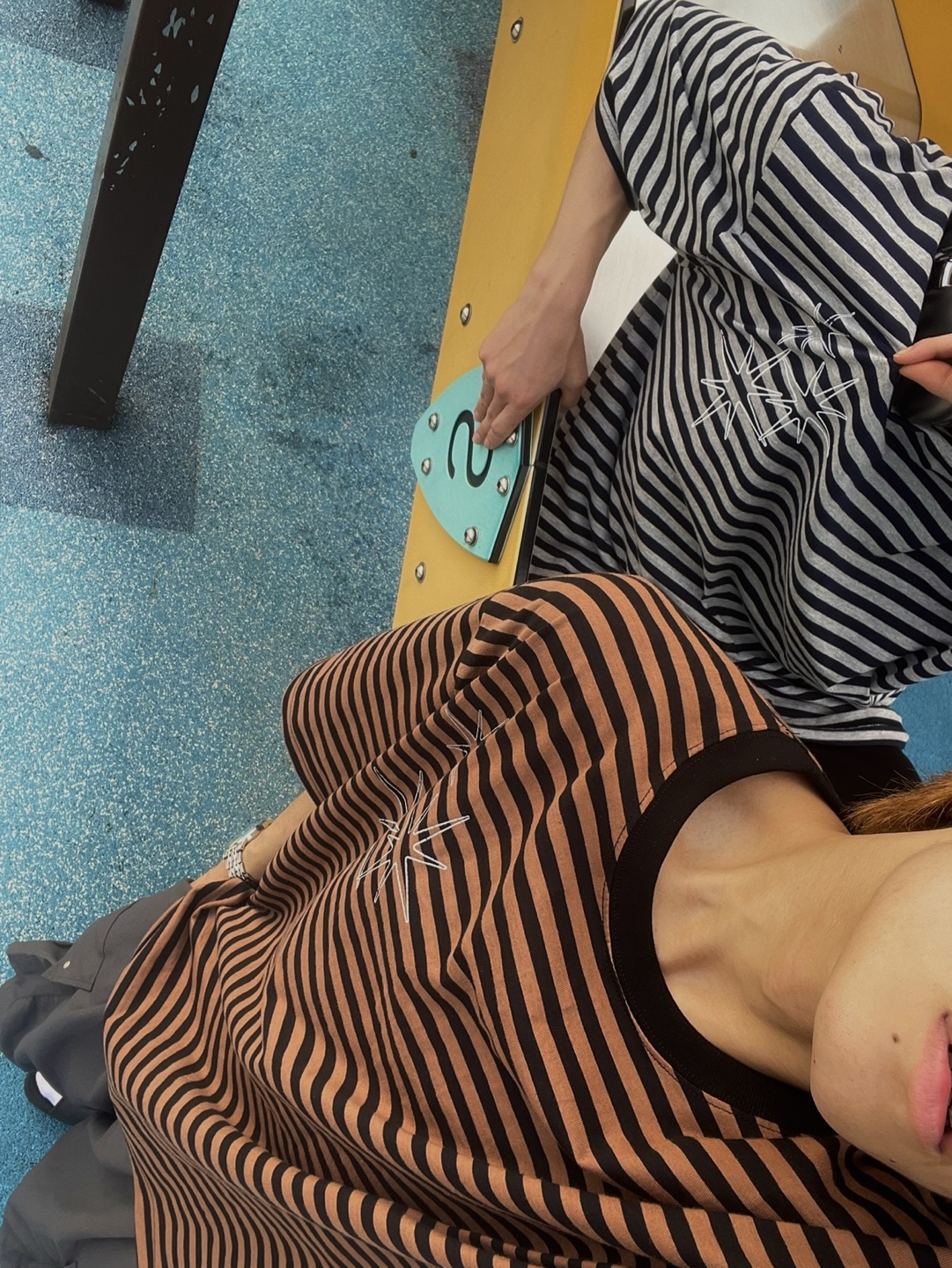 남녀 공용 힙한 스트라이프 패턴과 오버 핏이 일품입니다
힙한 스타일이 입고싶은데 어떻게 해야할지 모르신다면 저희와 함께 배우실 수 있으면 좋겠습니다
계속해서 신제품 업로드 할 예정이니 많은 관심 부탁드려요