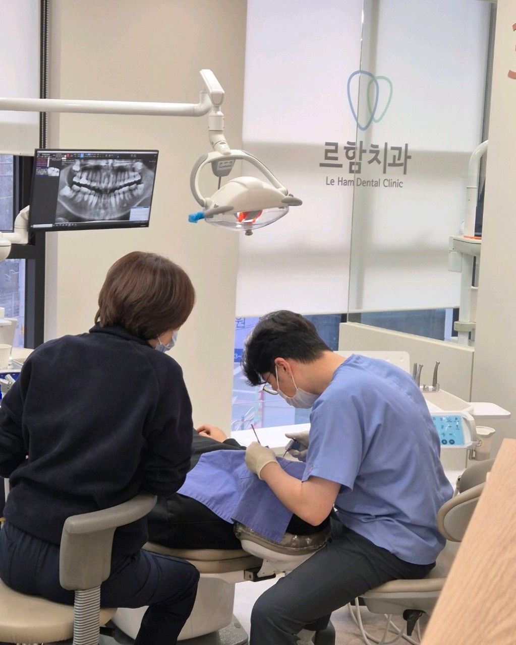 임플란트보다 훨씬 손이 많이 가고 어렵지만, 환자를 위해 '자기 치아 살리기'를 고집하는 병원 철학을 알리기 위한 캠페인