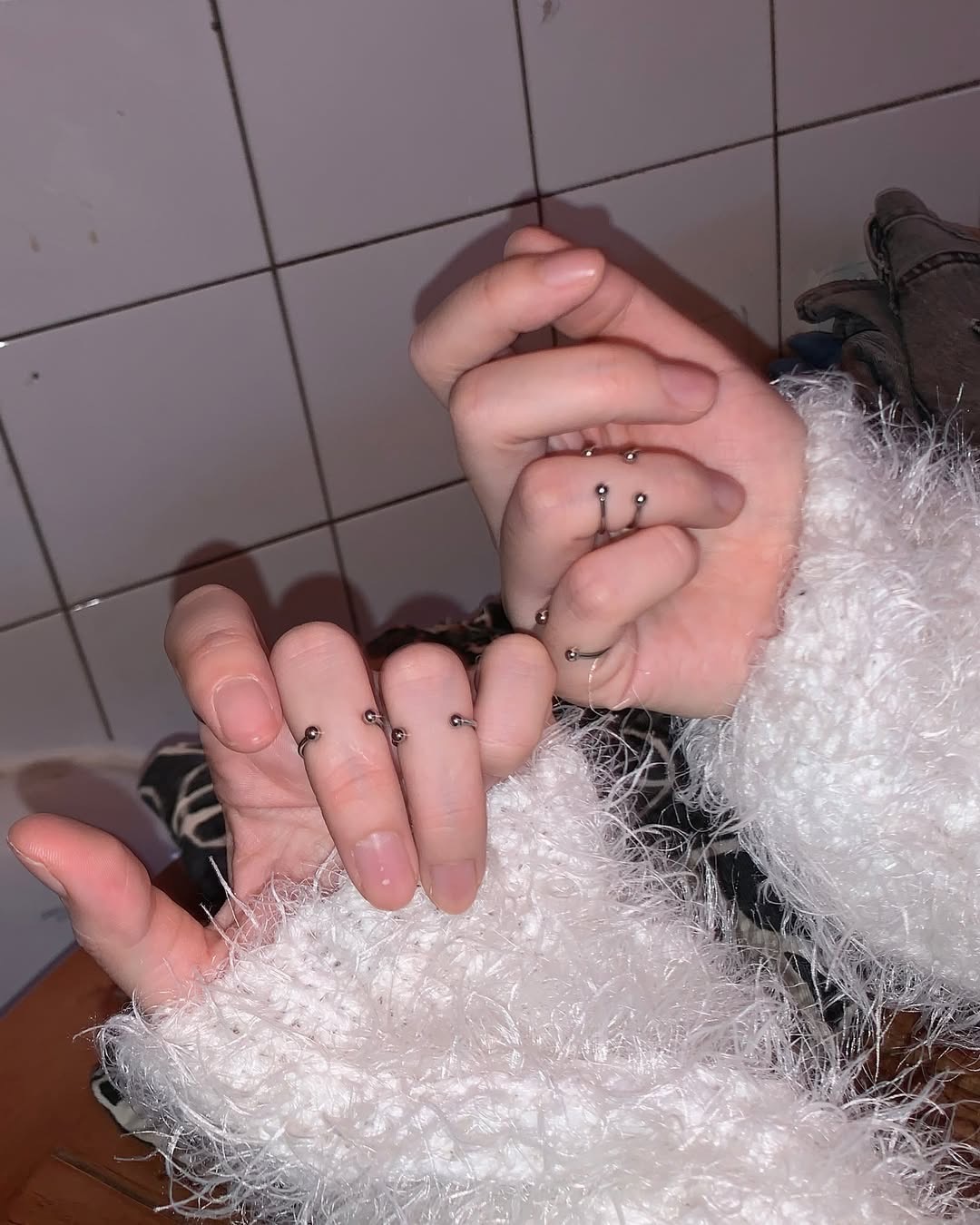 안녕하세요.
저희는 오랜 기간 사랑받아온 단독 제품, Guyeong을 소개합니다.
이 제품은 여러 개를 레이어드하거나 착용할수록 더욱 빛을 발하는 디자인으로,
그 매력을 함께 표현해주실 분들을 모집합니다.

제품은 6피스 제공됩니다.