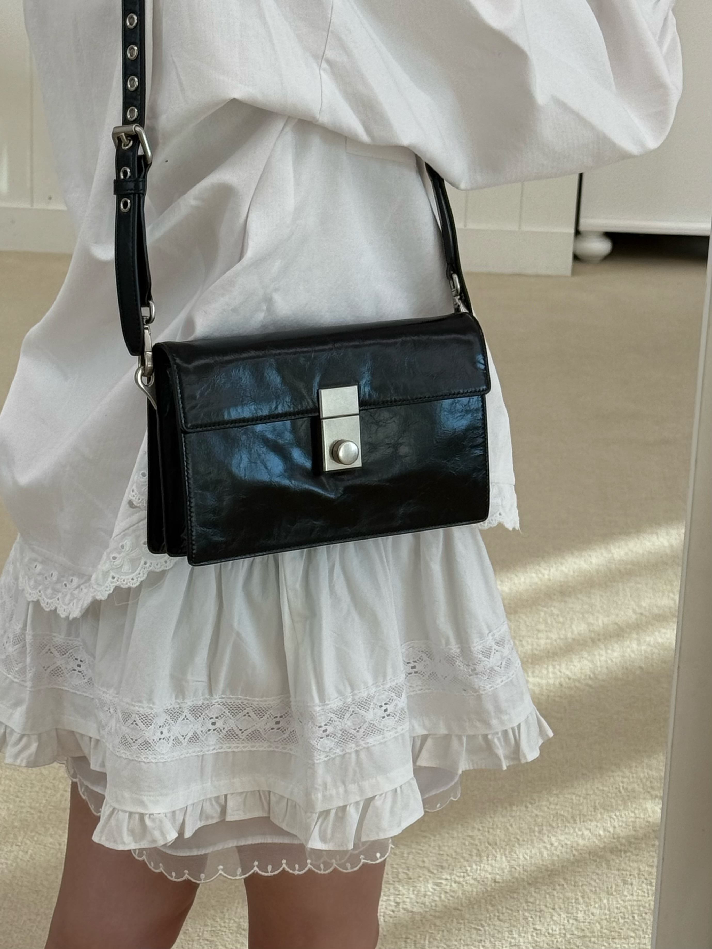 안녕하세요. 여성 가방 브랜드 OLO(Our Leather Original)입니다.
데일리룩에 자연스럽게 어울리는 가방을 선보이고 있습니다.