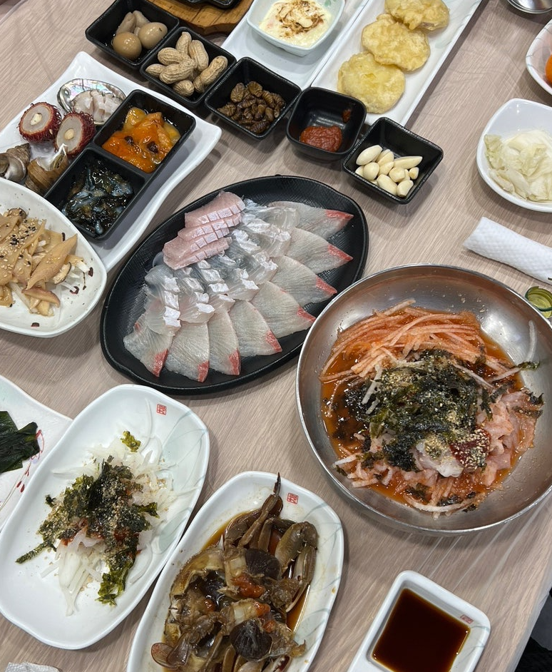 대게 활어회 물회 자연산 무침회 해산물 매운탕 홍게 라면까지 나오는 코스를 체험 하실수있습니다.