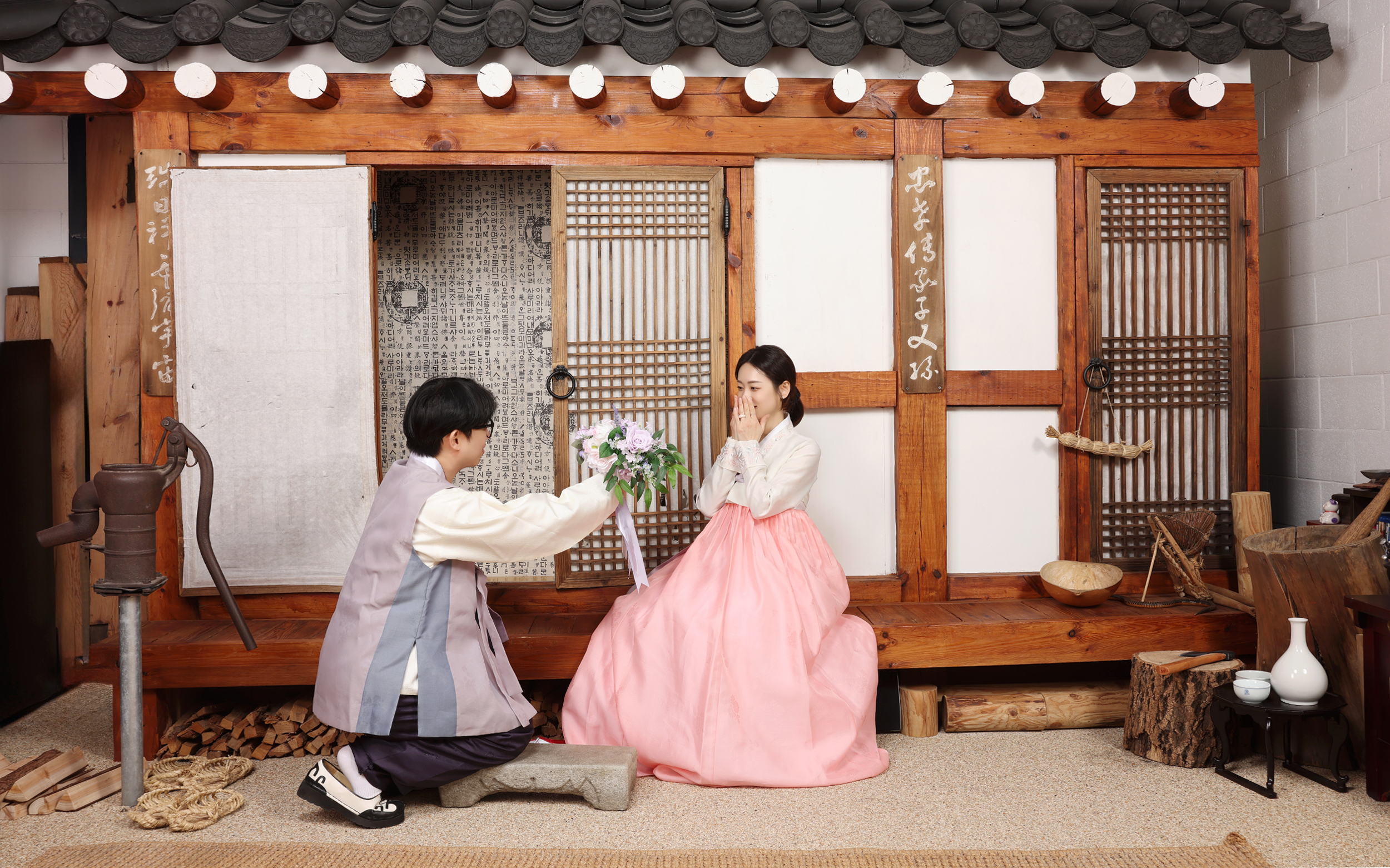 한복 무료 제공 한옥세트에서 촬영한 원본과 포토샵6장 4x6인치 사진 6장 인화해드립니다(1인당 12만원) 3시간 정도 소요