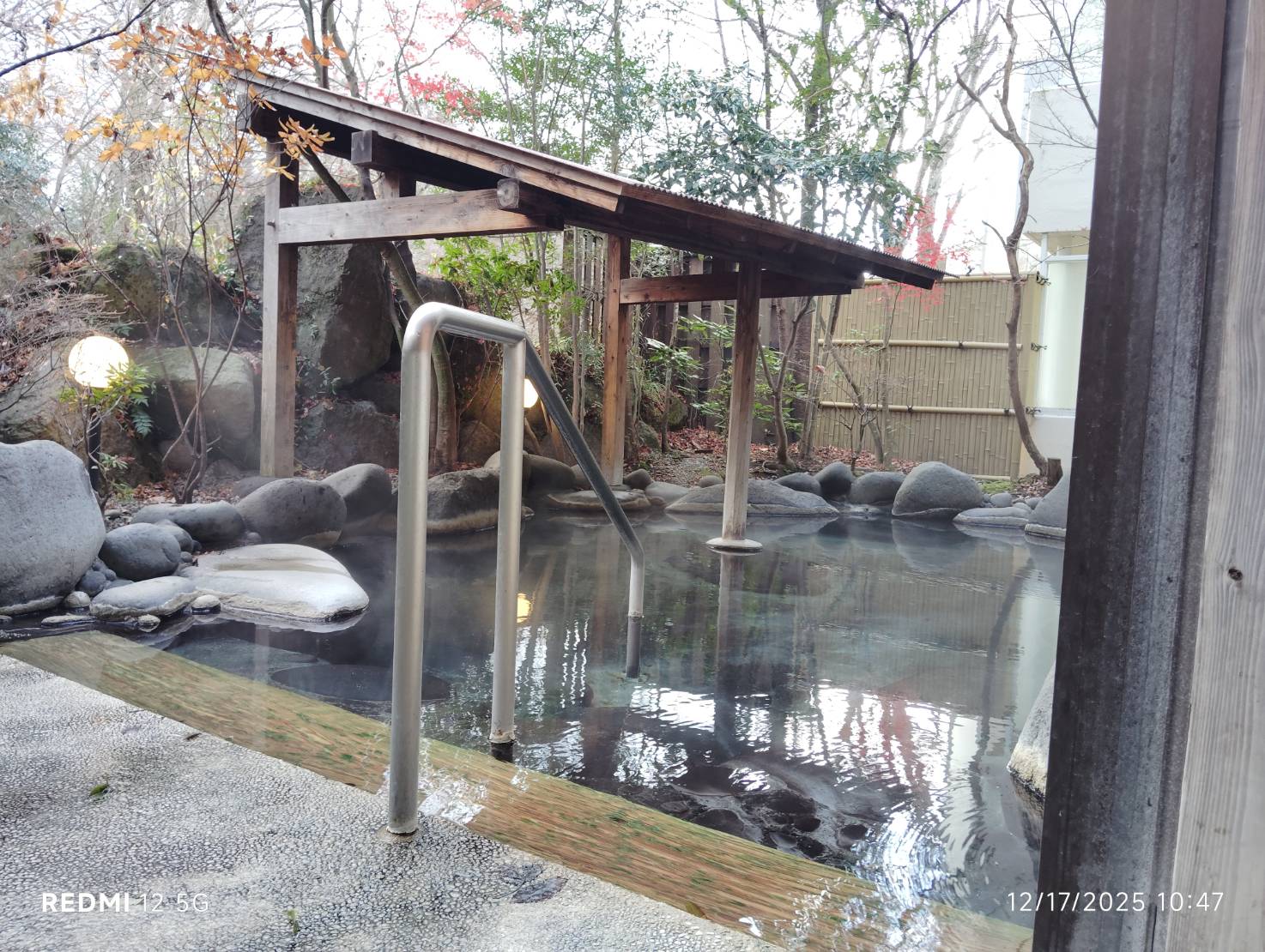 유후인 온천 마을의 감성 료칸 시키사이(四季彩). 노천탕, 넉넉한 침대, 창밖 자연 풍경, 그리고 제철 식재료로 차려낸 료칸 정식 조식까지. 봄 벚꽃부터 겨울 설경까지 사계절 내내 콘텐츠가 되는 공간입니다.
