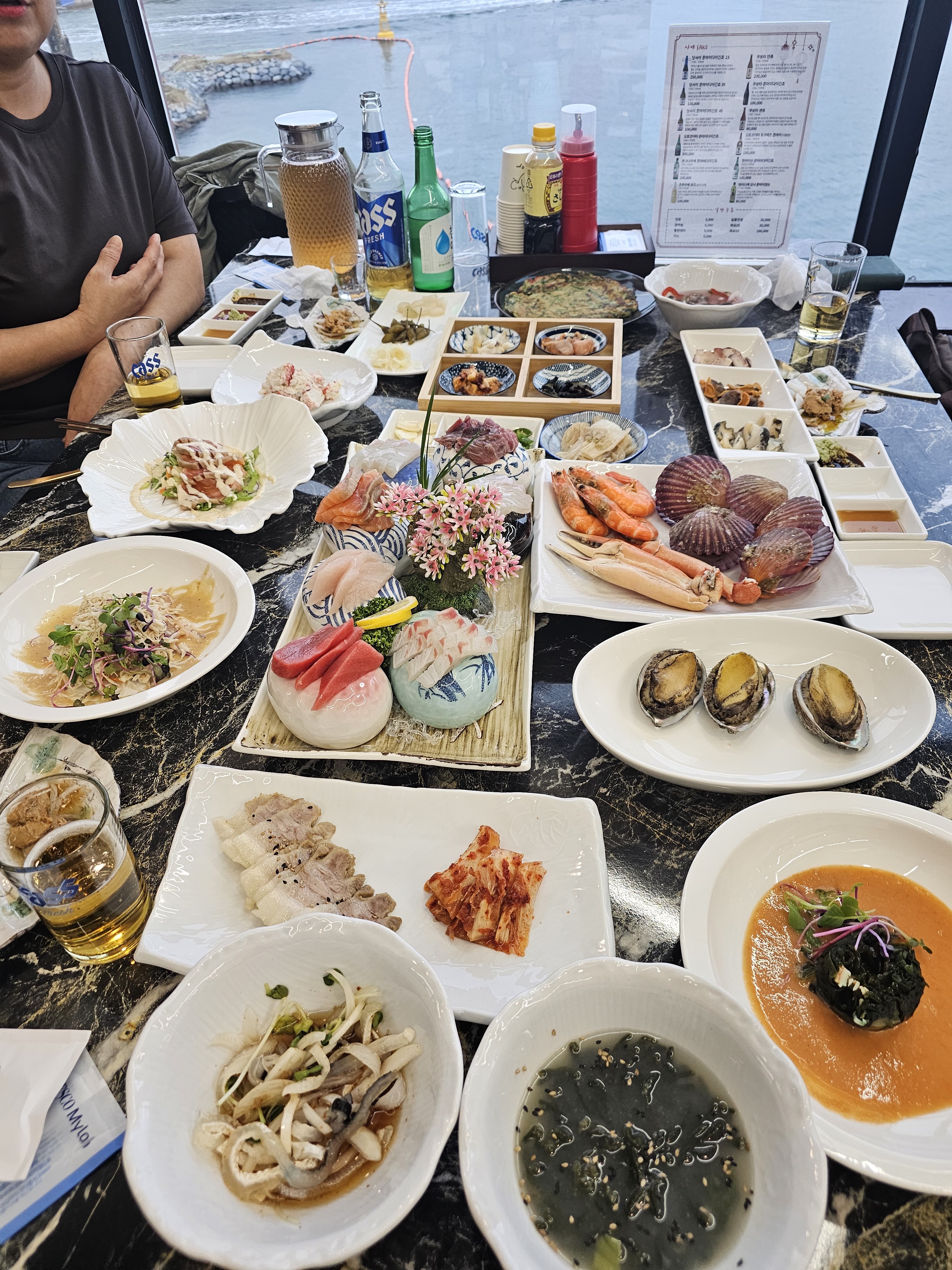 30년 경력 일식 장인이 선보이는 프리미엄 해산물 코스요리 전문점입니다. 탁 트인 파노라마 오션뷰와 함께 1인 50,000원에 명품 참치·활어회, 신선한 해산물, 안키모·물회 등 다채로운 고품격 정찬을 선사합니다. 넓은 테이블과 4인~16인 프라이빗룸, 대형 홀이 있습다