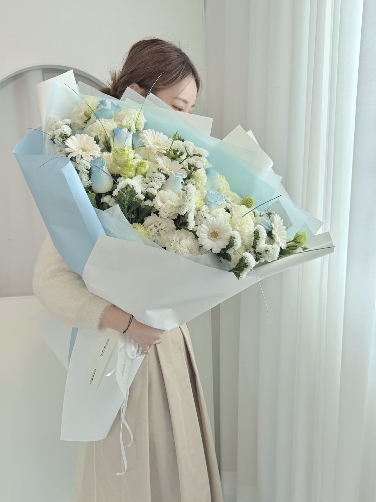 기념일 선물로 사랑받는 원모먼트의 '대형꽃다발'입니다. 상품의 특성과 원모먼트의 서비스 특성을 잘 표현한 블로그 리뷰 작성을 부탁드립니다. 