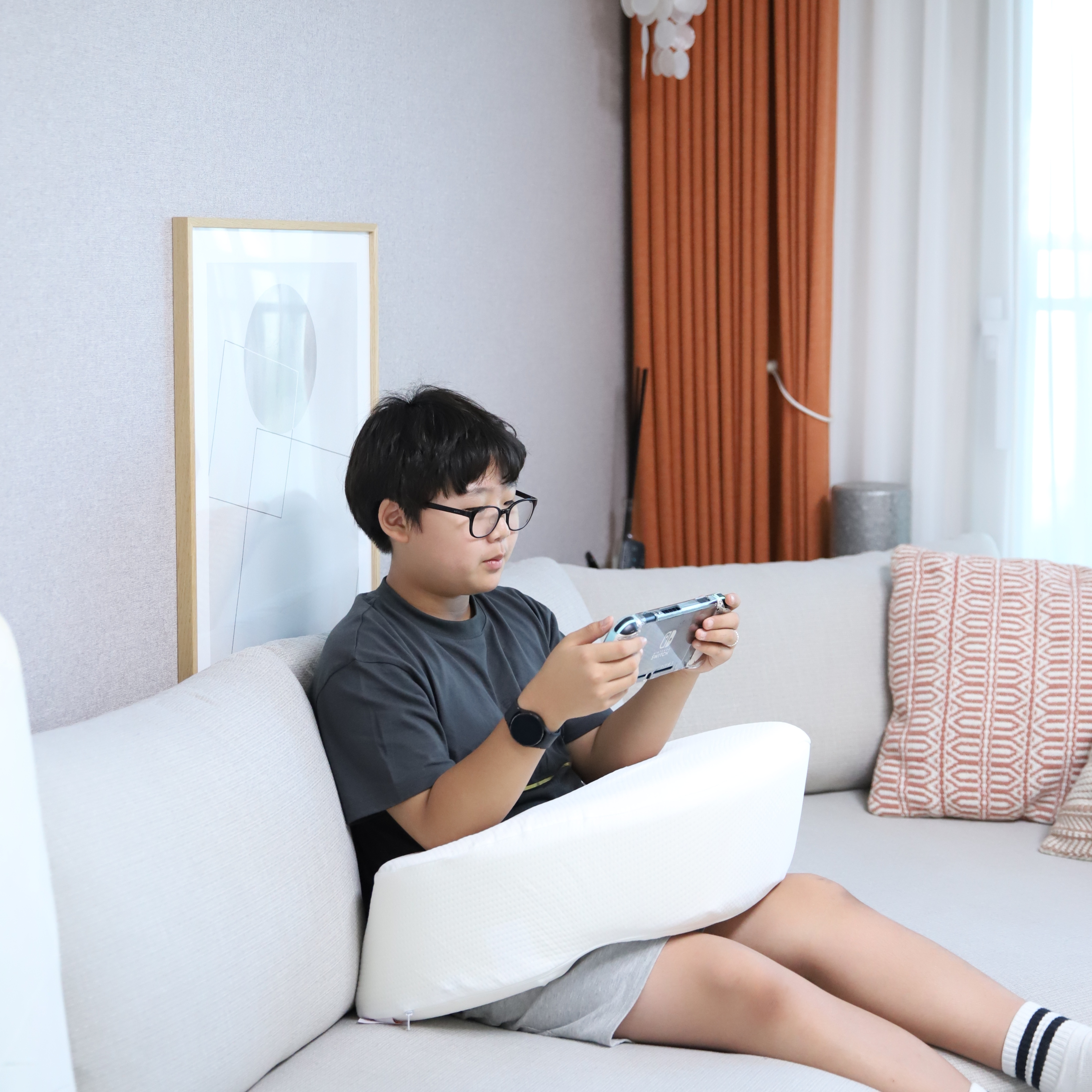 소파에 앉으면 레벨업쿠션 ! 
초등학교 고학년. 중학생 자녀들이 소파에 앉아 구부정한 모습을 보면, 잔소리 하기 쉽죠? 이제 레벨업쿠션으로 해결하세요 :) 