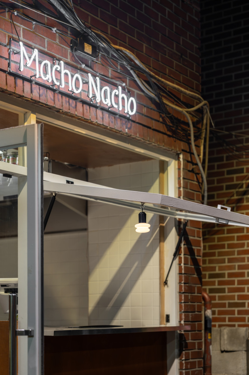 토핑을 직접 선택해 커스터마이징이 가능한 비벼먹는 스타일의 특별한 나초