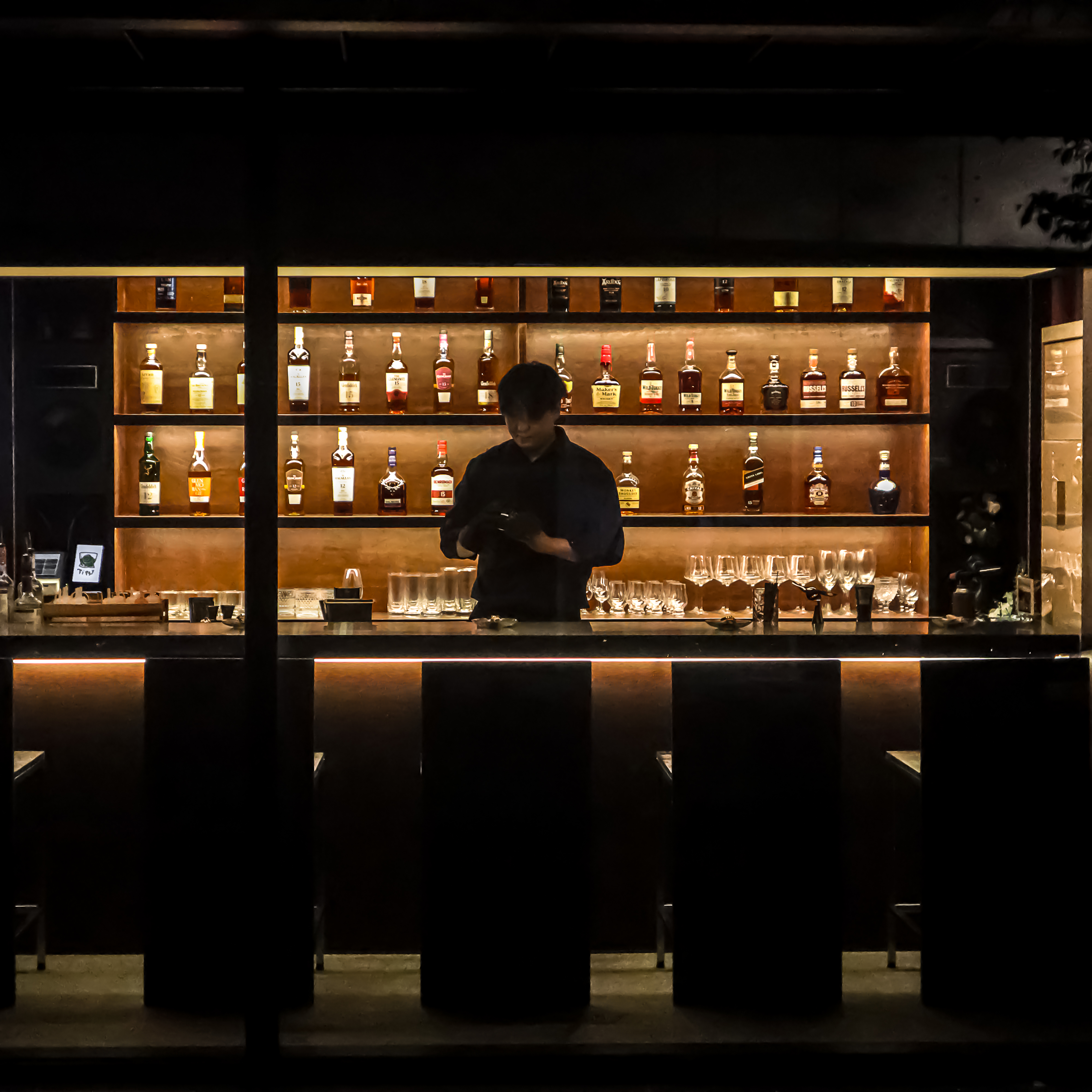 바 문화를 처음 접하는 분들도 편하게 방문할 수 있는 분위기 좋은 팁씨