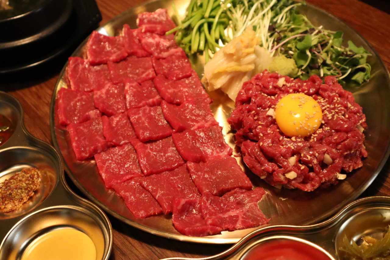 매일 신선한 한우를 제공하는 한우 전문점입니다.
모든 고기는 투쁠(2++) 9등급 한우만을 사용하여 최상의 신선도와 풍미를 자랑합니다.