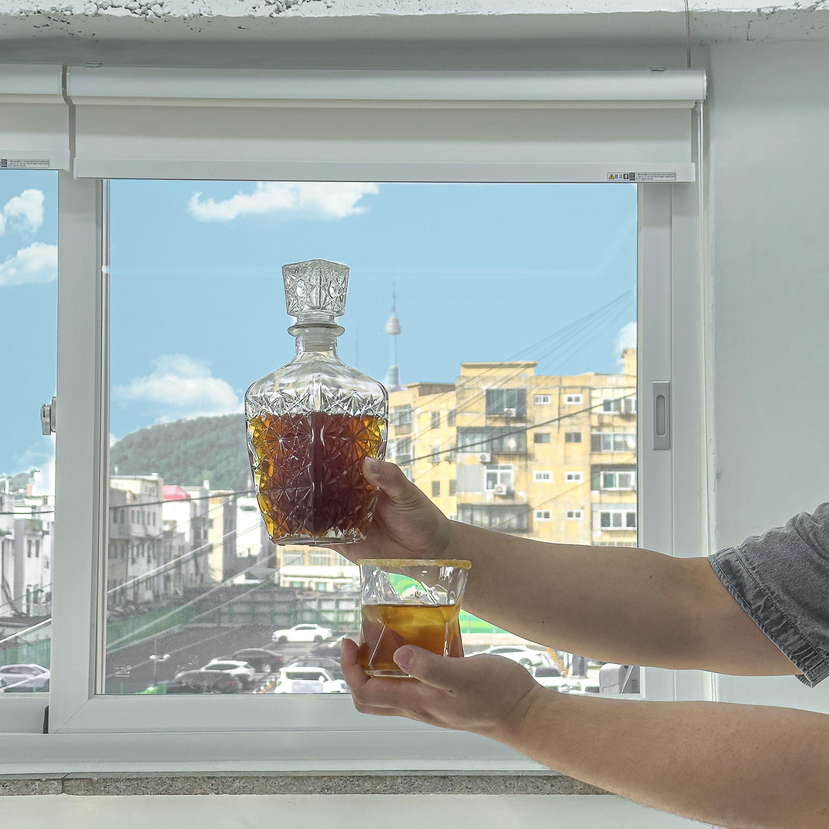 국내 미대생들의 그림을 매입해 전시·판매하며 예술을 가까이하고 보고느낀 심상을 공유할수있는 참신한 공간에서 특별한 시간을 보내실 수 있습니다.