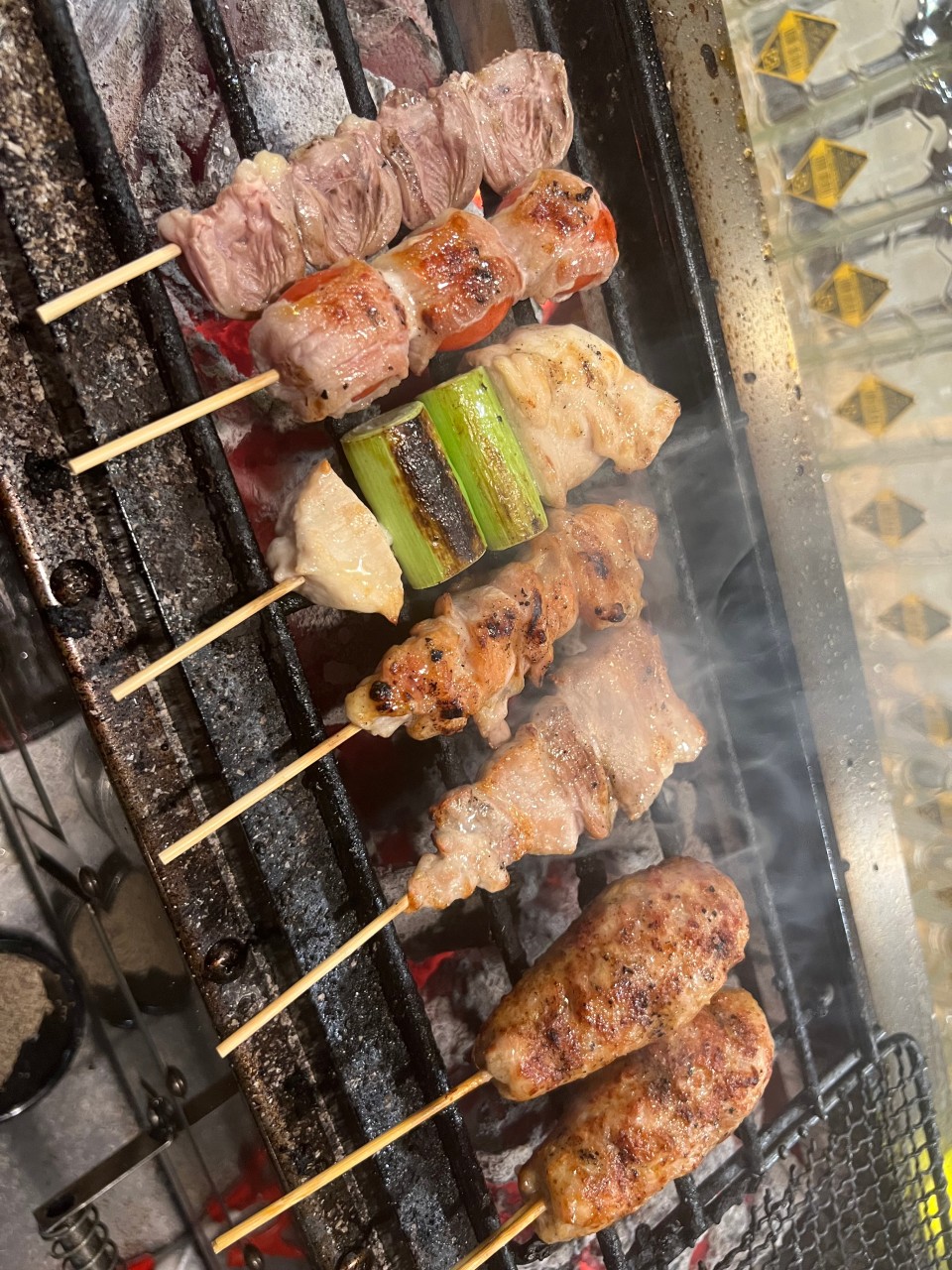 시청역 인근에 위치한 이자카야로, 일본 골목 분위기를 그대로 담은 공간에서 현지 감성을 느낄 수 있는 매장입니다.