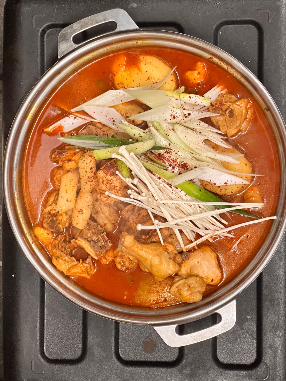 한남동 골목 안, 제철 재료로 활용한 다양한 한식 메뉴를 맛볼 수 있는 조용한 술집