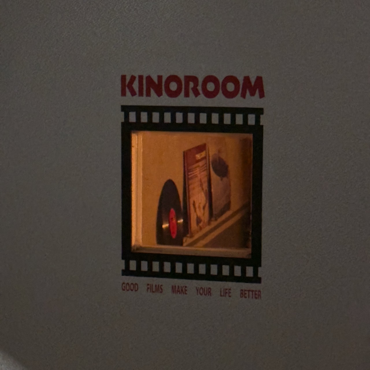 연남동에 위치한 프라이빗 영화관 키노룸 입니다.
120인치 대형 스크린과, 5.1채널 서라운드 사운드로 영화를 볼 수 있는 공간 입니다. 다양하고 멋진 요소들로 꾸며놓아 사진 찍기에도 좋습니다. 평일 4시간 동안 즐길 수 있는 이용권 입니다.