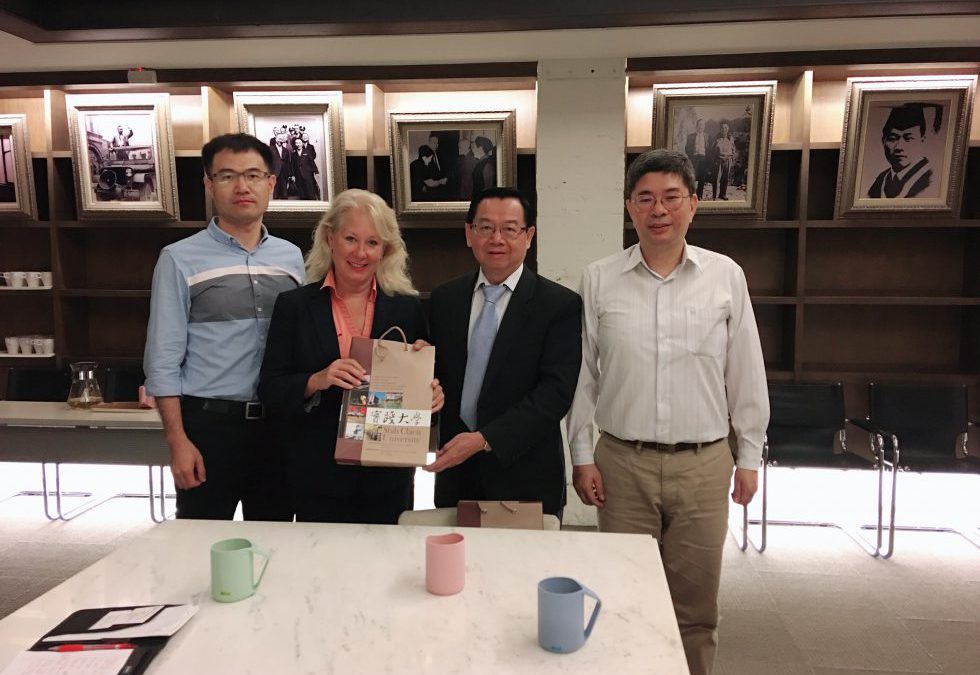 AWS Academy Global PM Manager Tracy Applegate 協同AWS Academy大中華區負責人 Gavin Liu訪視本校亞馬遜雲計算學院(AWS Academy at Shih Chien University)